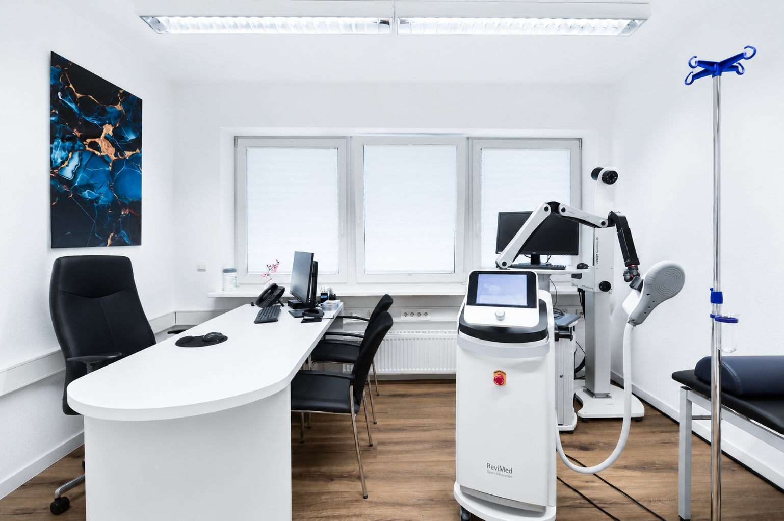 Sprechzimmer mit weißem Schreibtisch und ReviMed-Regenerationsgerät